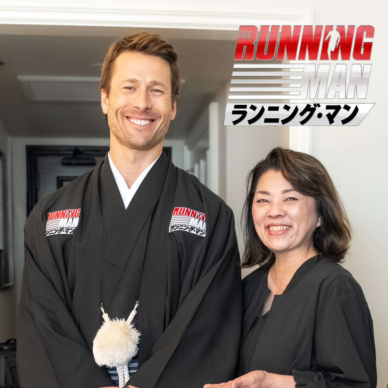 Hollywood actor Glenn Powell wearing custom kimono by Sueko Oshimoto for The Running Man movie. 映画『ランニング・マン』主演グレン・パウエル氏と着物デザイナー押元須上子のツーショット